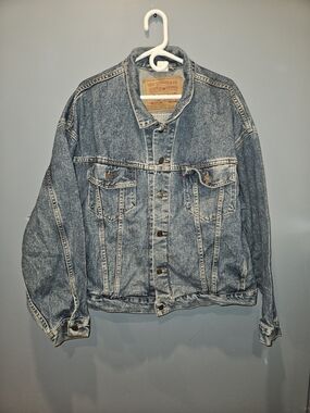 Levi's 1995 Light Wash Blue Denim Trucker Jacket Has Vinatge Stain On Sleeve